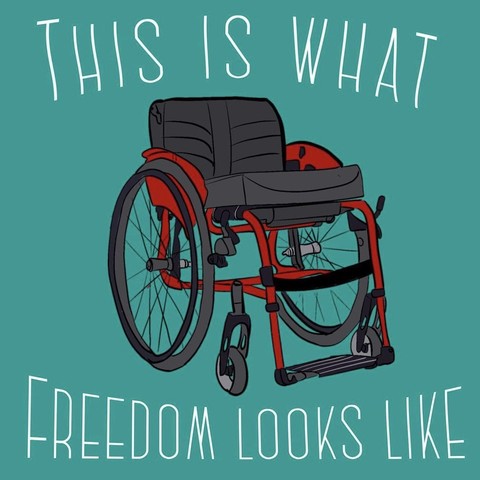 Un dessin d'un fauteuil roulant actif dont la carrosserie est rouge est la sellerie noire. Autour du fauteuil, le texte en anglais "Ceci est ce à quoi la liberté ressemble".