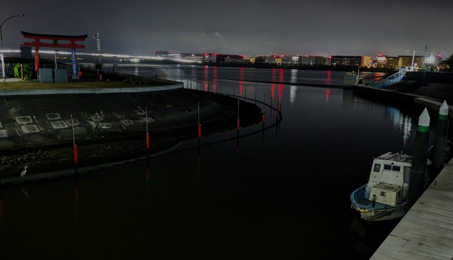 Oben links das Former Anamori Inari Shrine Torii. Rechts unten ein kleines Schiff. Der Ebitori River ist hier in einer Biegung.
Es war 2 Uhr morgens und Lichter spiegeln sich im Fluß.