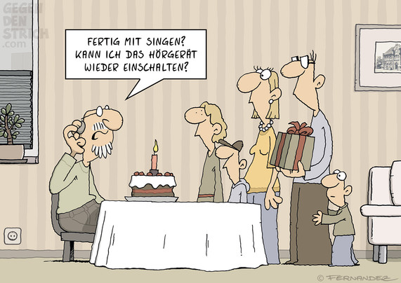 Cartoon: Ein alter Mann sitzt am Tisch, vor ihm eine Geburtstagstorte, dahinter sieht man einige jüngere Familienmitglieder, die etwas verdutzt gucken. Der alte Mann greift sich ans Ohr und sagt: "Fertig mit Singen? Kann ich das Hörgerät wieder einschalten?"