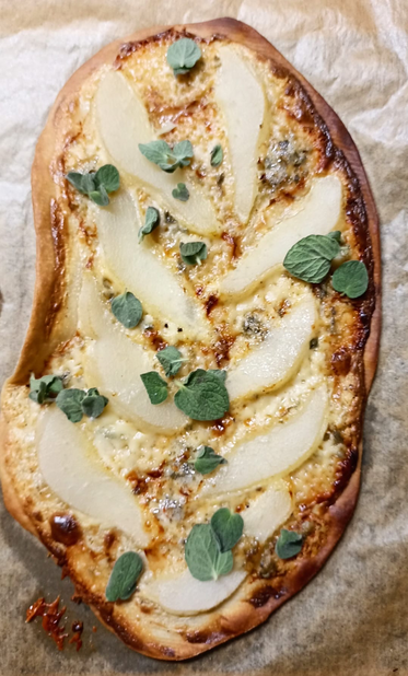 Der beschriebene Flammkuchen fertig gebacken.