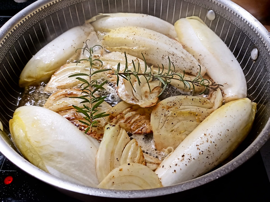 Fenchel Chicorée Rosmarin + Brühe in einer Pfanne