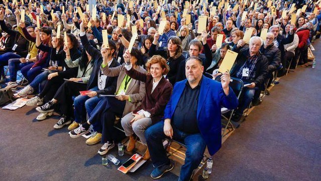 Votació d'esmenes durant el 30è congrés nacional d'ERC (EFE/ Quique García)