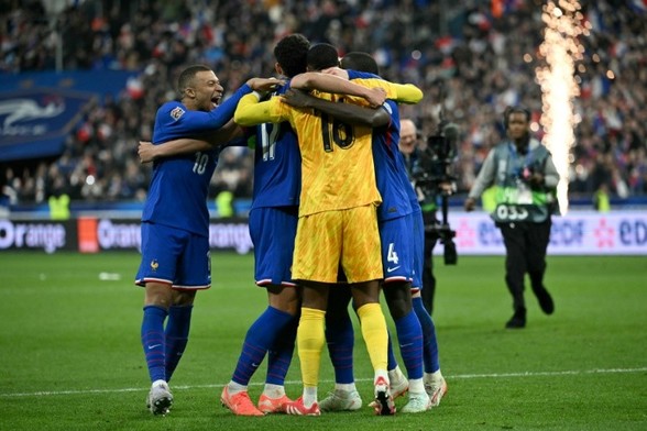 Kylian Mbappe (L) celebrates with teammates after France beat Croatia on penalties in their UEFA Nations League quarter-final (Bertrand GUAY)