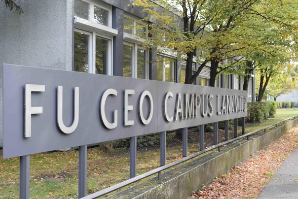 Bild vom Schriftzug "FU Geo Campus Lankwitz", Bildquelle: Marcus Bahlo