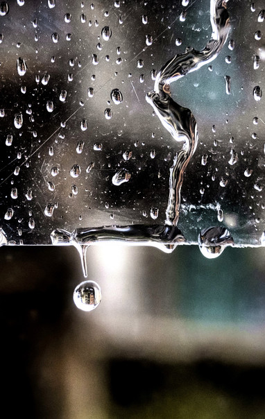 una goccia d'acqua nell'istante in cui si stacca da una superficie e inizia a cadere