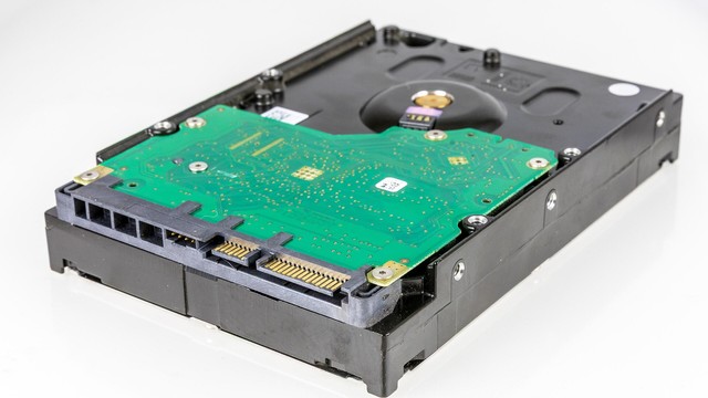 Schrägansicht auf die Festplatte, vorne die SATA-Schnittstelle direkt an der Controller-Platine