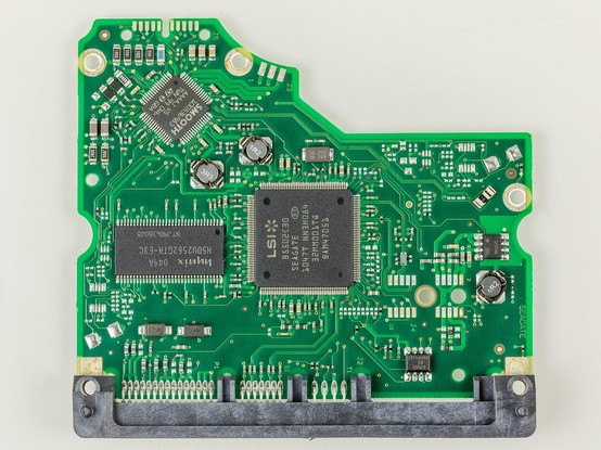 Ungleichmäßig geformte Platine in grün: Controller mit insgesamt 5 ICs unterschiedlicher Größe