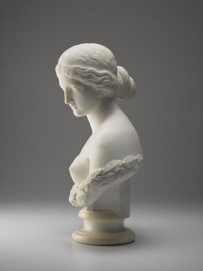 the sculpture seen from the side, looking to the left