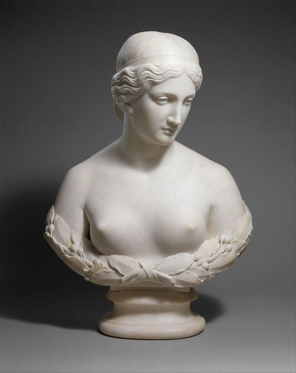 the sculpture seen from the direct front