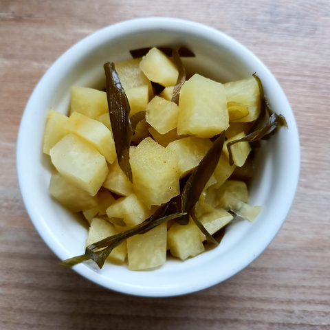 in einer Schale eine Portion Kohlrabi mit Streifen von Frühlingszwiebeln