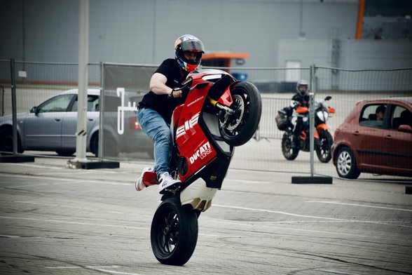 Wheelie wykonane na motocyklu na targach Expo w Nadarzynie