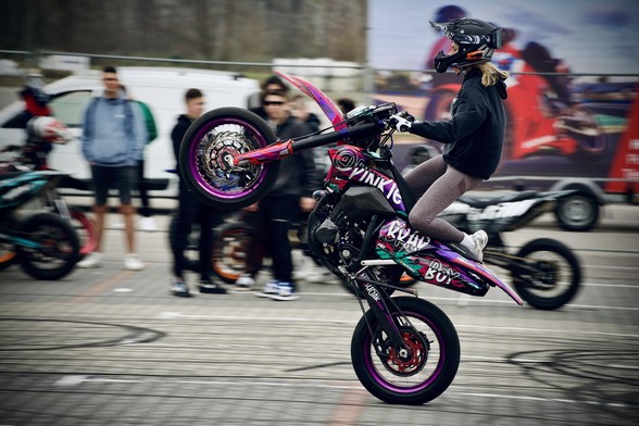 Stunt, jazda na gumie na motocyklu
