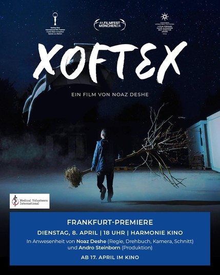 Filmplakat.
Foto: Nacht. Sternenklarer Himmel. Die Szene wird von fahlem kaltweißem Scheinwerferlicht beleuchtet. Eine betongraue Fläche. Rechts begrenzt durch eine Reihe weißer Wohncontainer, die im Dunkeln verschwinden. Links begrenzt durch Nebelschwaden, die ins Bild hineinwabern. In der Mitte von hinten zu sehen. Eine gehende Person in Hosen und Jacke. Sie trägt mit beiden Händen einen jungen Baum mit Wurzelballen.

ganz oben Logos von drei Filmpreisen:
links:
Karlovy Vary, International Film Festival Crystal Globe Competition Special Jury Mention;
Mitte:
41. FILMFEST MÜNCHEN 24;
rechts:
THESSALONIKI INTERNATIONAL FILM FESTIVAL
>>FILM FORWARD SILVER ALEXANDER BEST DIRECTOR
TIFFAS.

großer Titel:
XOFTEX
Ein Film von Noaz Deshe.

unten:
Logo von Medical Volunteers International.
darunter in einem blauen Kasten in weißer Schrift:
FRANKFURT-PREMIERE
DIENSTAG, 8. APRIL | 18 UHR | HARMONIE KINO.
In Anwesenheit von Noaz Deshe (Regie, Drehbuch, Kamera, Schnitt) und Andro Steinborn (Produktion).
AB 17. APRIL IM KINO.