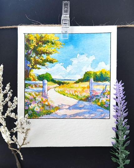 Quadratisches Aquarell, umrandet mit einer schwarzen Linie auf einem rechteckigen, hochkantigen Papier. Ein geschwungener Weg führt durch eine blühende Wiesenlandschaft, flankiert von einem alten Holzzaun. Links steht ein großer Baum mit grün-gelben Blättern, während am Himmel weiße Wolken über einer sanften Hügellandschaft schweben. In der unteren linken Ecke steht die Nummer 96.
