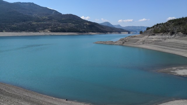 Lac de serre ponçon et montagnes autour