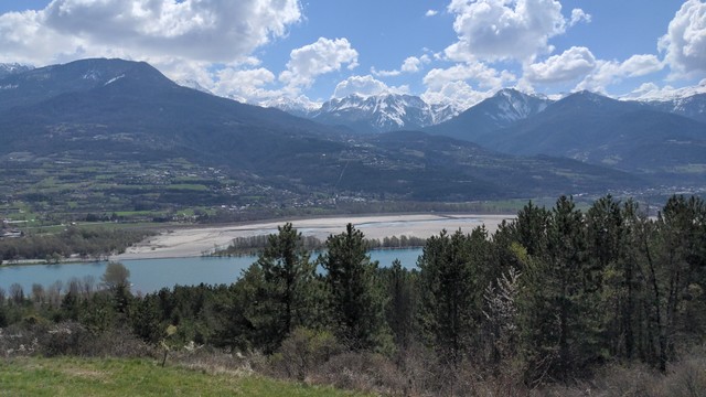 Lac de serre ponçon et montagnes autour