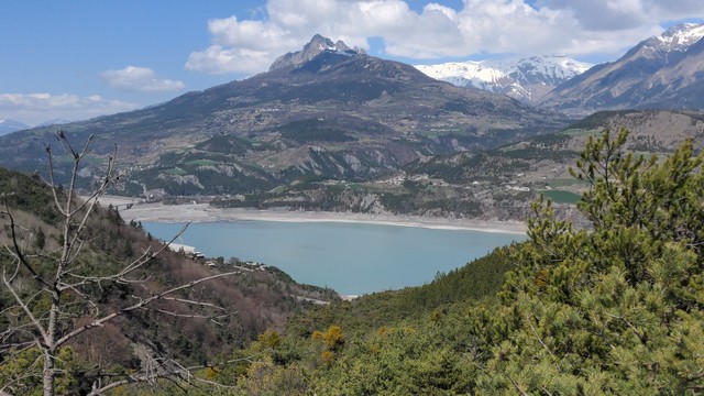 Lac de serre ponçon et montagnes autour