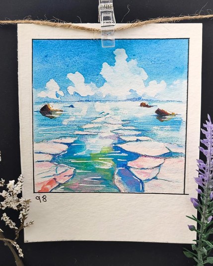 Quadratisches Aquarell, umrandet mit einer schwarzen Linie auf einem rechteckigen, hochkantigen Papier. Ein Weg aus unregelmäßigen, weißen Steinplatten führt über eine spiegelnde Wasserfläche. Die Platten reflektieren die Farben des Himmels, in dem weiße Wolken vor einem tiefblauen Hintergrund stehen. Vereinzelt ragen dunkle Felsen aus dem Wasser. In der unteren linken Ecke steht die Nummer 98.