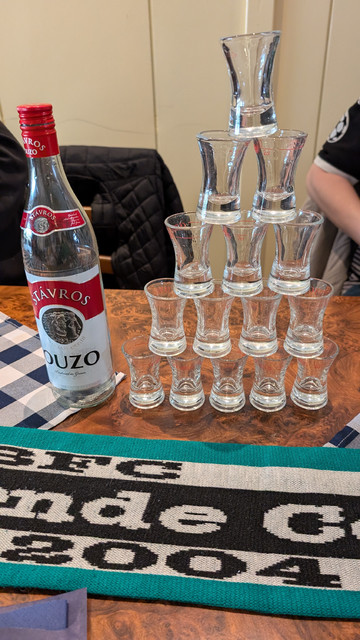 Eine Pyramide aus Ouzo Gläsern.