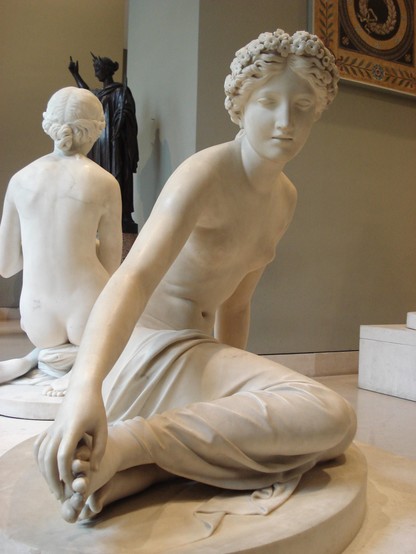 the sculpture seen from the front in a three quarter view
