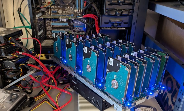 viele HDDs mit einem offenen Desktop PC im Hintergrund