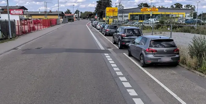 Forsthausstraße: Schutzstreifen für Radverkehr in Abflussrille und Dooringzone.
