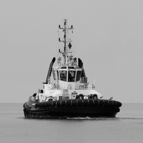 Ein Schlepper in Bremerhaven. Das Foto ist in Schwarzweiß.