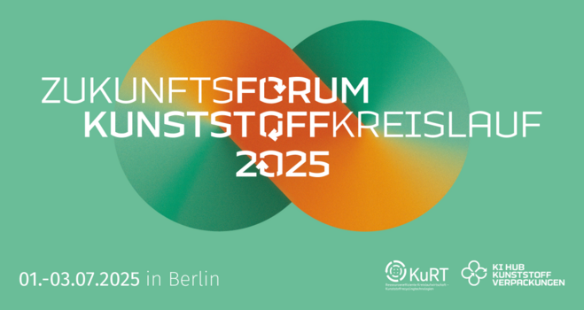 Zwei sich überlappende, farbverlaufende Kreise in Grün und Orange, die ein stilisiertes Unendlichkeitssymbol bilden. Dazu der Text: „Zukunftsforum Kunststoffkreislauf 2025, 01.–03.07.2025 in Berlin“, wobei einige Buchstaben mit kleinen Recyclingpfeilen versehen sind. Zudem die Logos von KuRT (Ressourceneffiziente Kreislaufwirtschaft – Kunststoffrecyclingtechnologien) und dem KI-Hub Kunststoffverpackungen.