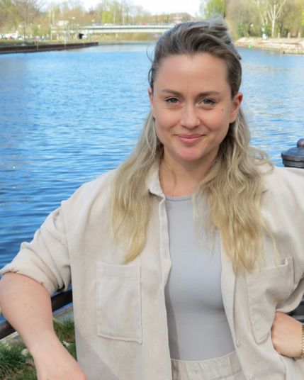 Laura Zemann blickt lächelnd in die Kamera
