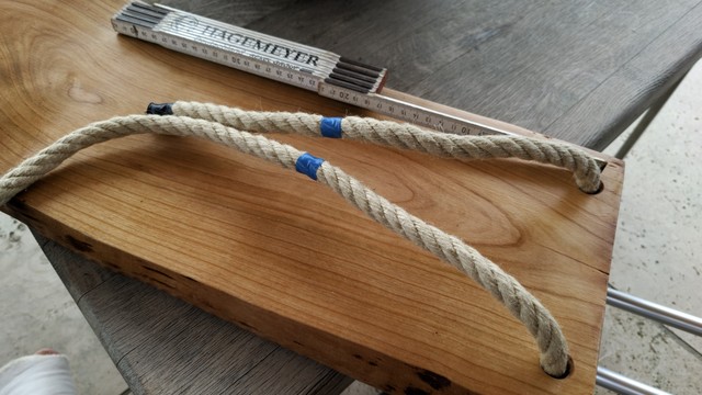der Schaukelsitz mit dem Seil das an den Spleißstellen bereits mit Klebeband markiert wurde