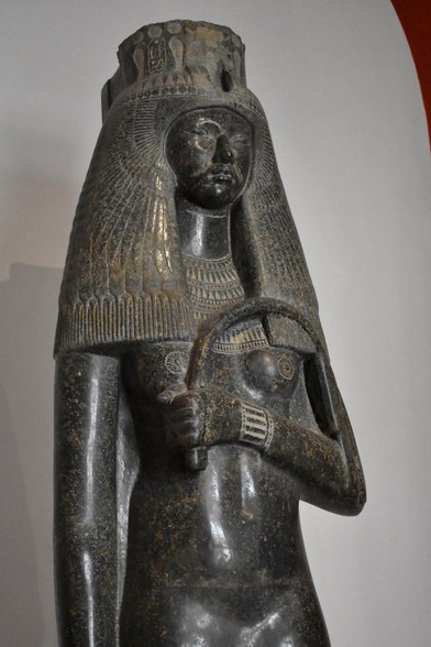 the statue seen from her hips up, from the left side