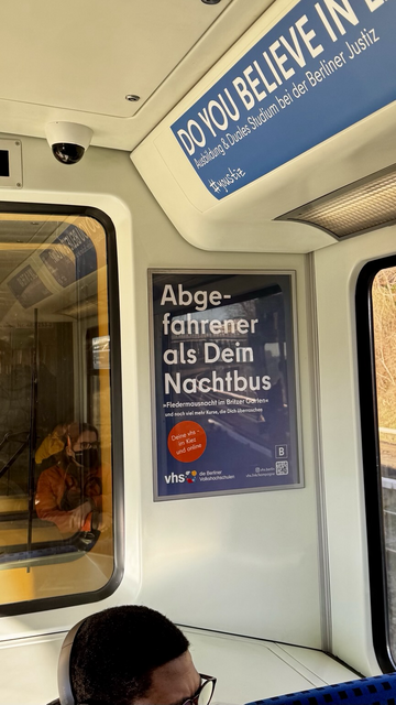 Plakat in der Berliner S-Bahn: Abgefahrener als Dein Nachtbus: vhs Berlin