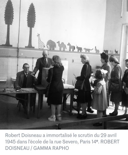 Photographie de Robert Doisneau d'un bureau de vote à Paris le 29 avril 1945, et de femmes votant