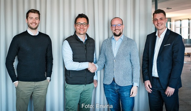 Im Bild Firmenvertreter von Redevco und Enviria, die Photovoltaik-Anlagen für Nahversorgungszentren planen.