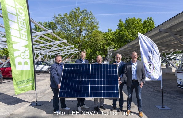 Eine Photovoltaik-Anlage, die Parkplätze überdacht.
