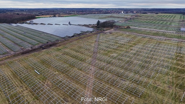 Im Bild viele leere Aufständerungen für Photovoltaik-Module, Greentech übernimmt Betrieb und Wartung des im Bau befindlichen Solarparks in Dänemark.