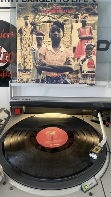 Vinyl LP der Sängerin Imany mit dem Titel „The wrong kind of war“ auf einem Plattenspieler.