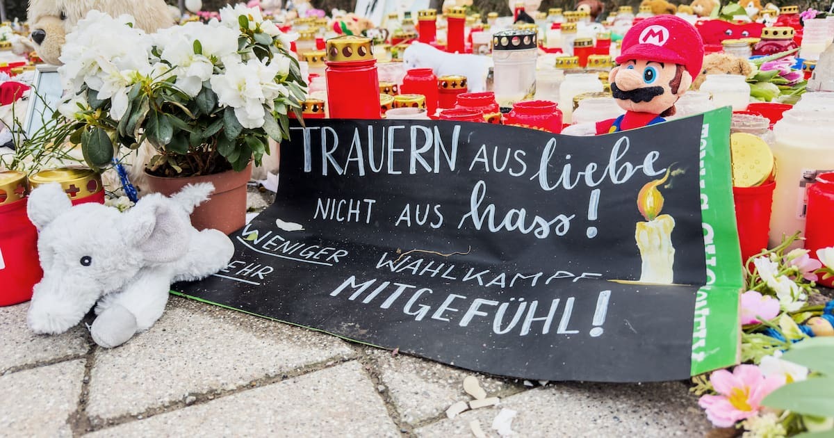 In unmittelbarer Nähe zum Tatort des tödlichen Messerangriffs ist ein Plakat abgelegt worden mit der Aussage "Trauern aus Liebe nicht aus Hass! Weniger Wahlkampf mehr Mitgefühl!".