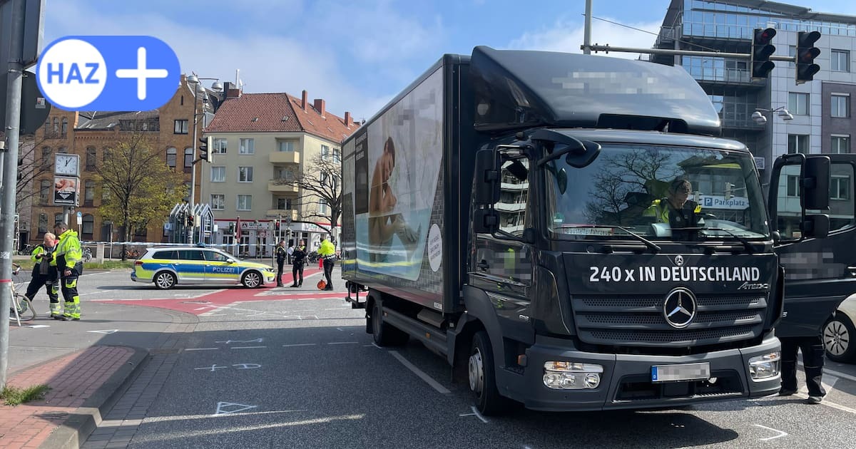 Beim Abbiegen erfasst: Ein Lkw ist an der Kreuzung Berliner Allee/Marienstraße mit einer Radfdahrerin zusammengestoßen.