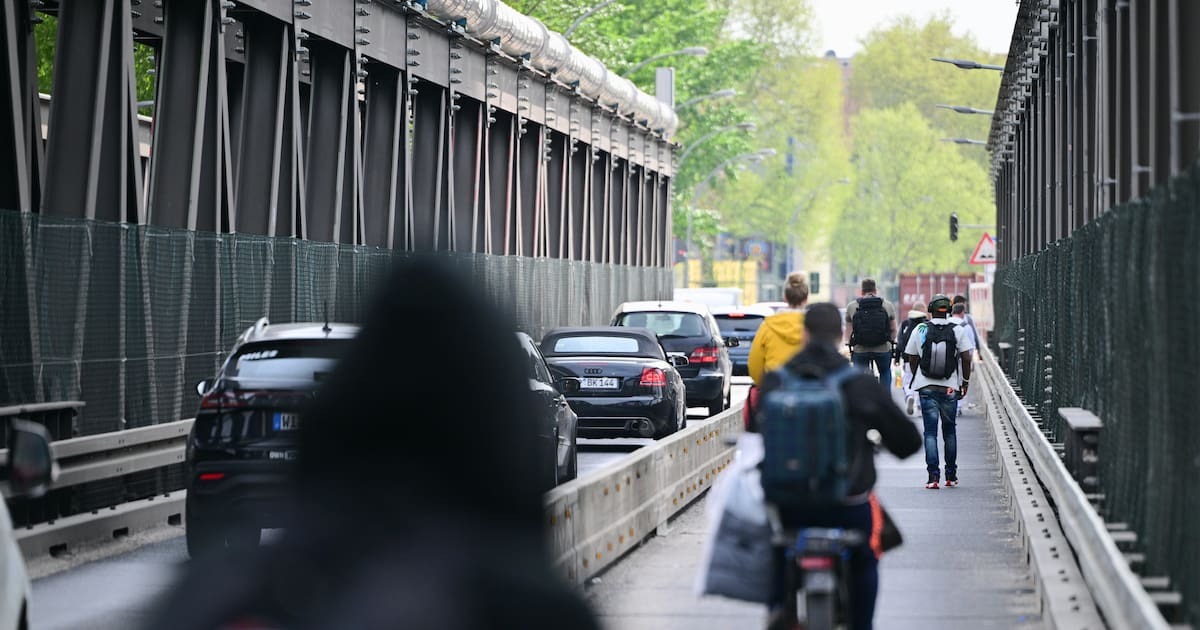 Fahrräder und Autos fahren auf der Elsenbrücke.