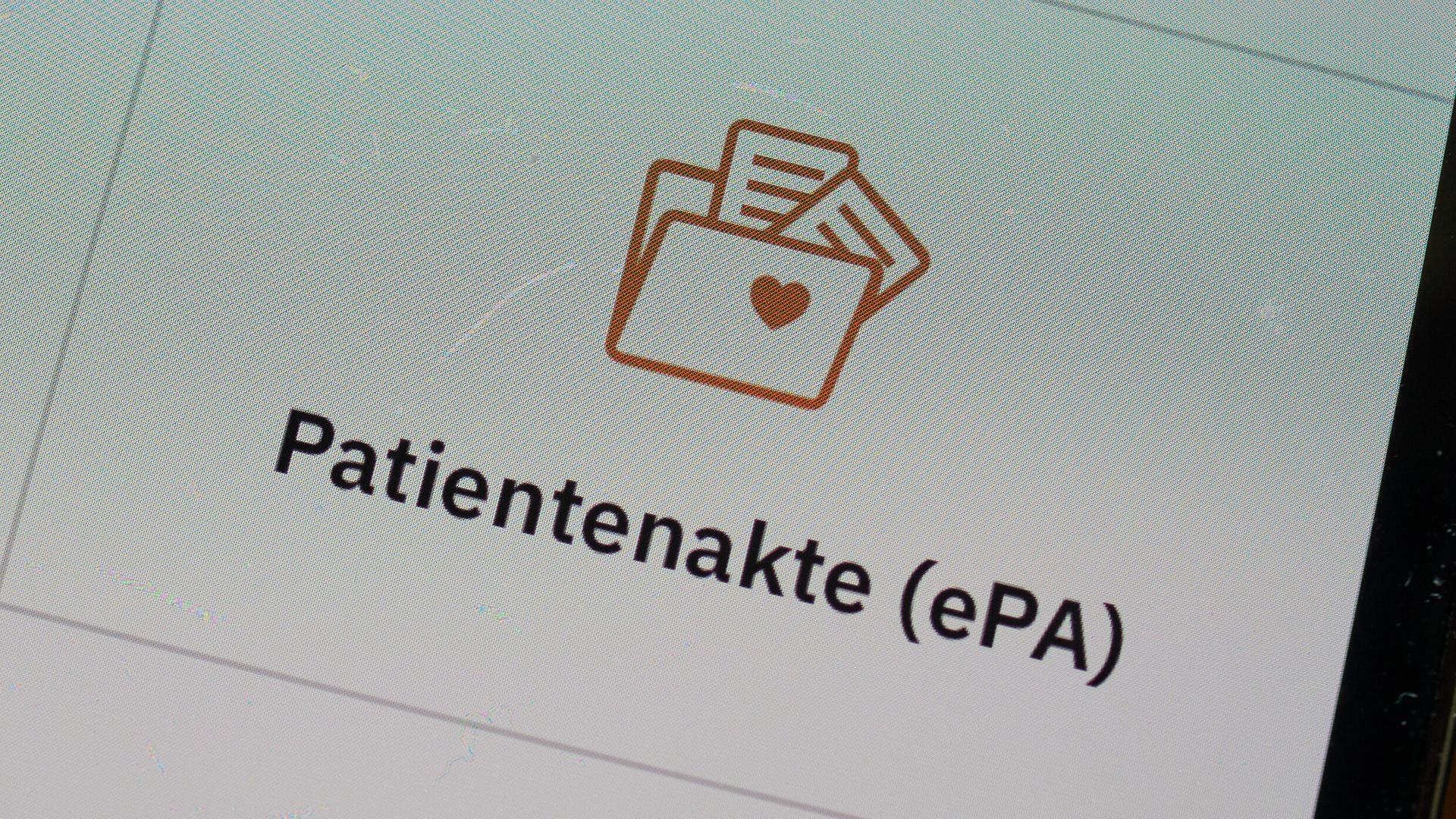 Blick auf Bildschirm eines Smartphones, auf dem die Worte "Patientenakte (ePA)" in einer App einer Krankenversicherung zu lesen sind.