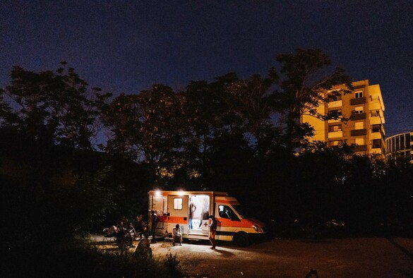 Foto eines Rettungswagen in Tessaloniki bei Nacht von dem aus die NGO Medical Volunteers International medizinische Versorgung von Geflüchteten betreibt