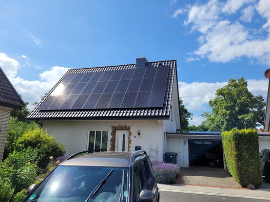 Hausdach 12 kWp Q Cells Süd/Ost und auf der Garage 4 kWp Solar Fabrik 