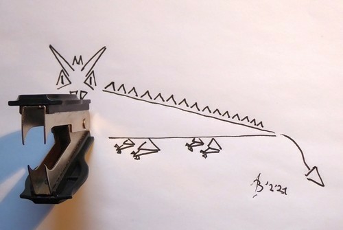 Geskizzel: Merkwürdiger Drache aus Dreiecken auf Papier mit einem Tackerklammernlöser als spitzzahniger Schnauze.