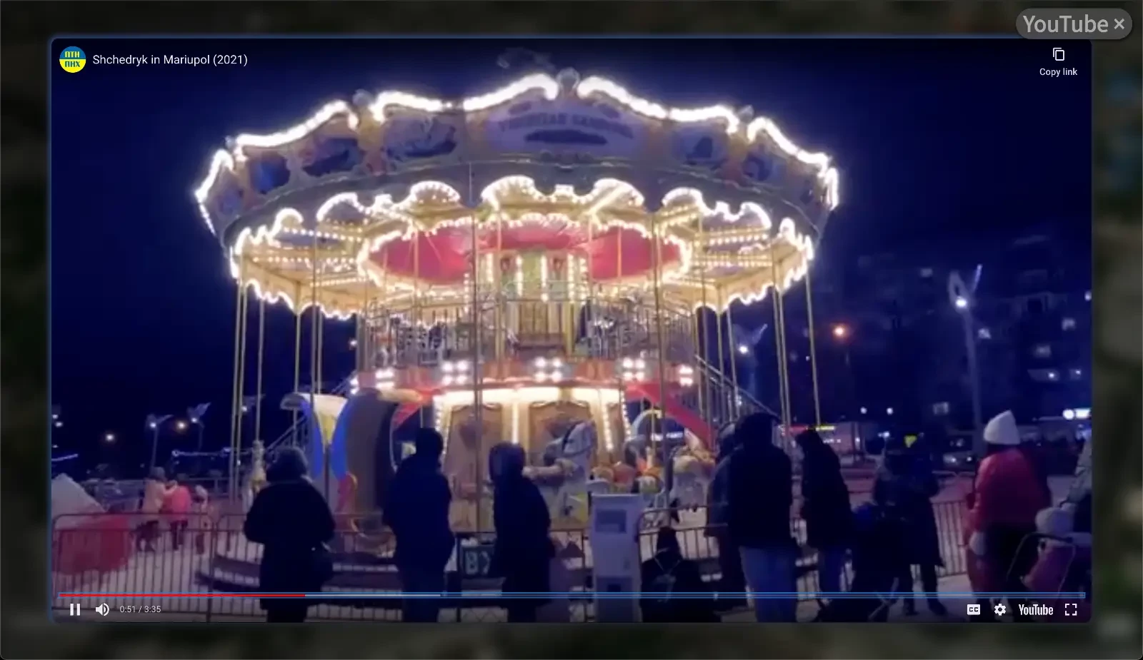 Ein altes Kinderkarussell bei Nacht