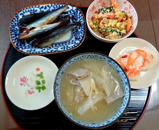 Mittags. Eine Fischsuppe, noch zwei Fischgerichte und ein Gemüserührei.