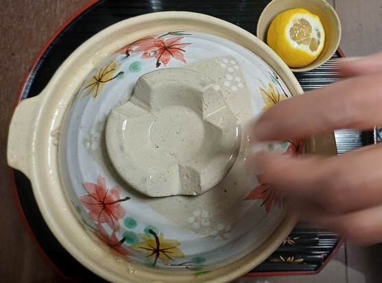 Ein kleiner Tontopf mit Yuzu