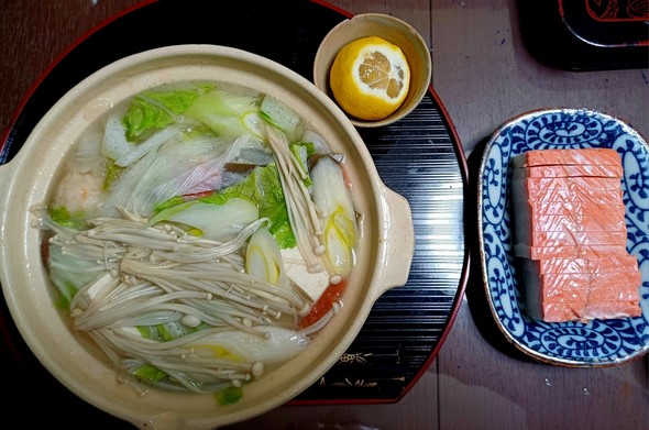 Japanischer Eintopf mit Tsumire (Fischbällchen), Tofu und viel Gemüse und Pilze. Dazu Kamaboko mit Lachs.