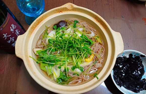 Soba-Nudeln und eingelegter Tintenfisch