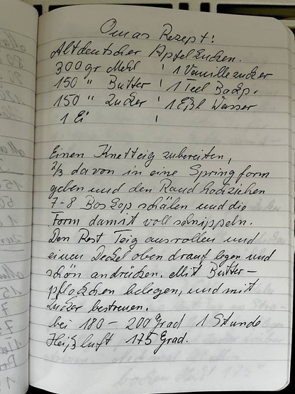 Handgeschriebenes Rezept für einen gedeckten Apfelkuchen. 

Entschuldigung, dass ich das alles hier nicht abtippen kann. Die Schrifterkennung hat nur Quark herausgegeben. 